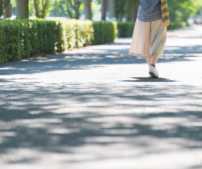 夏の日差し　女性