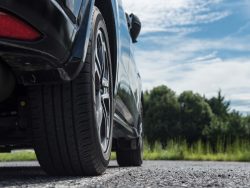 車のタイヤ交換の時期(寿命)の目安とサイン