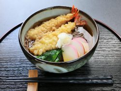 もうすぐ大晦日。年越しそばの起源と食べるタイミング